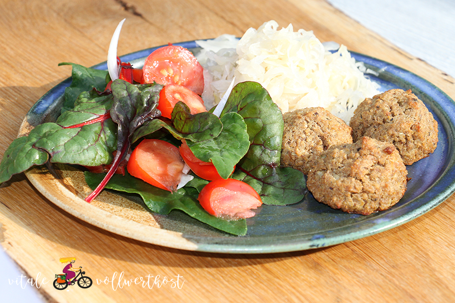 Sauerkraut mit Grünkernklöschen und Salat